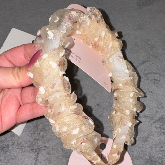 Sophi - NWT Yellow & Beige Floral Hair Accessories Set - Picture 8 of 14